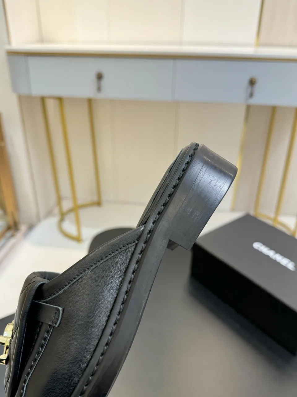 👟👟Ex-factory price 480👟👟 Xiaoxiang official website synchronizes the high version of CHANEL 2025 Chanel top buckle open-heeled shoes. The must-have hot style for early spring, the goddess series, has the elegant and ladylike temperament of Xiangjia, super attractive, irresistible, and heart-warming... ▪️The upper is imported sheepskin ▪️The lining is imported sheep lining (the same as the original version) ▪️Original model open version, genuine leather outsole🇮🇹 ▪️Standard size 35- 41 42 Customized, non-returnable